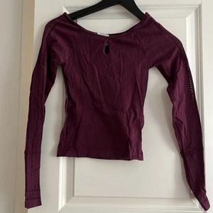 Topp Hollister  - Hålmönstrad tight, långärmad Hollister topp, sitter riktigt slimmat och snyggt