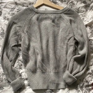 Stickad tröja - Grå fin stickad tröja som inte kommer till användning