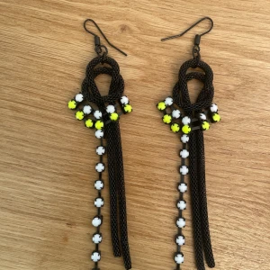 Örhängen  - Felfria örhängen. Aldrig använda. Köpta för cirka 5 år sedan, ingen färg har ändrats. Svinhäftiga, men använder mest silver och guld. 