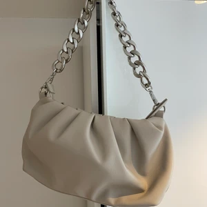 Populära benchiga väskan❤️ - Trendiga beige helt ny väska köpt för 699kr säljs nu för 200kr😍