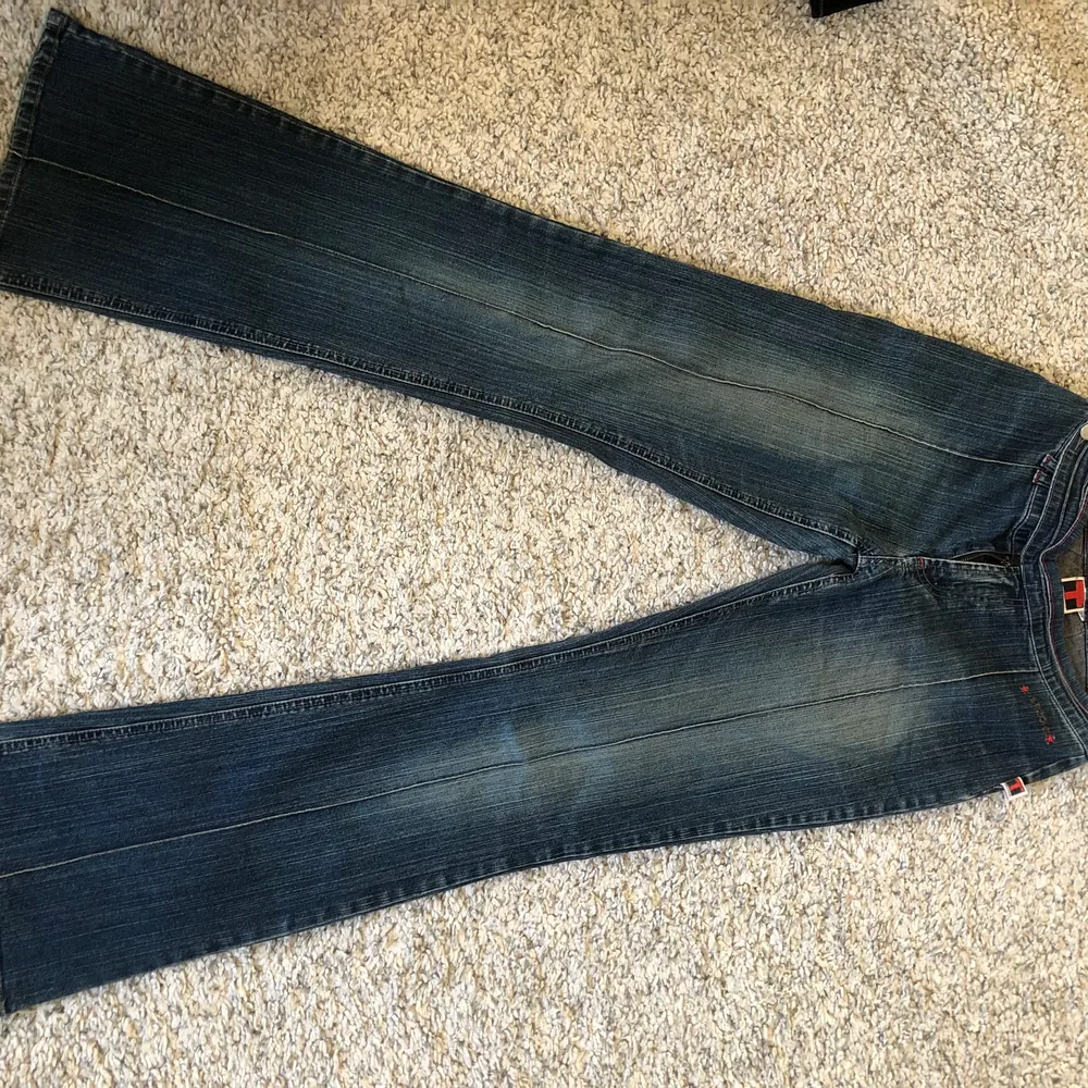 superfina jeans med mycket detaljer! midjemått:37cm rakt över  innerbenslängd:82 dragkedjan trasig (se bild 3) men går nog lätt att laga<3      100kr+frakt❣️. Jeans & Byxor.