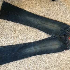 superfina jeans med mycket detaljer! midjemått:37cm rakt över  innerbenslängd:82 dragkedjan trasig (se bild 3) men går nog lätt att laga<3      100kr+frakt❣️
