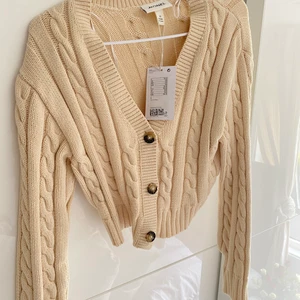 Snygg kofta från MONKI🤎 - Helt oanvänd kofta från MONKI, köpt för 350kr säljs för 150kr👌