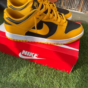 Nike Dunk Low Goldenrod - Säljer nu dessa Goldenrods som har blivit använda nån enstaka gång men är näst intill nyskick. Original lådan är i bra skick. Storlek 44.5/US 10.5 