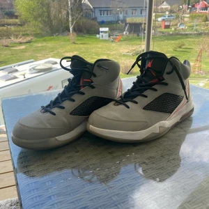 Jordan flight remix wolf grey - Söker du ett par annorlunda jordans så är dessa perfekta för dig! Snygga och stilrena samt extremt sköna att gå i!