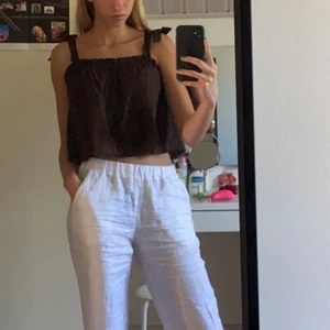 Topp - Såå fint brunt linne från HM i linne material, stretchig ovanför brösten så skulle säga att de passar xs-m, jag brukar ha S