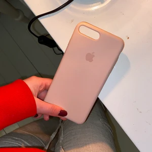 Apple Sandrosa skal - Jätte fint rosa skal passar 8+/7+ och möjligtvis 6 plus! Använt men fortfarande i bra skick, original apple skal köpt för 499kr. Säljer för 50 + frakt 💕