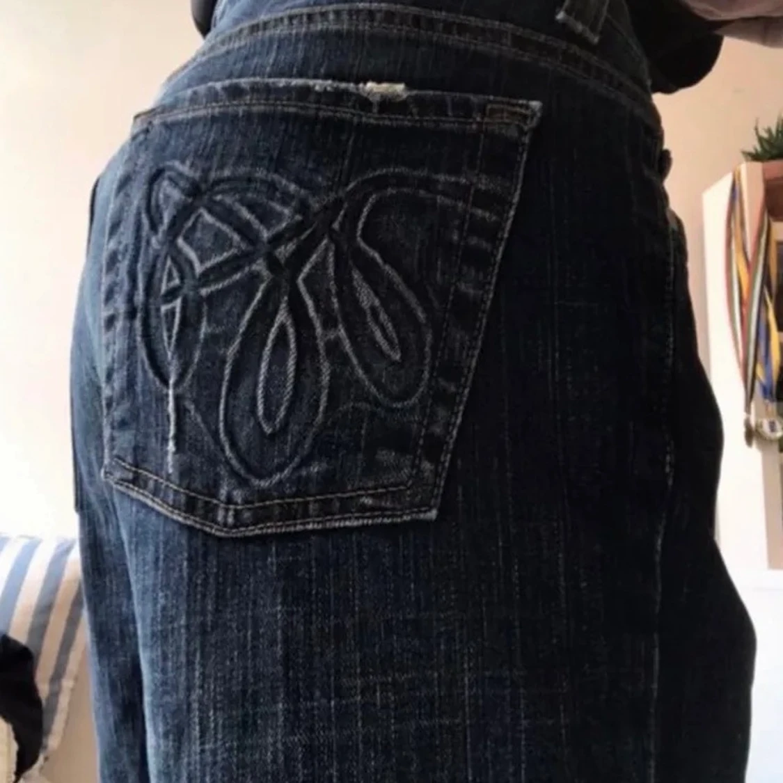 LÅGMIDJADE BYXOR bakfickor