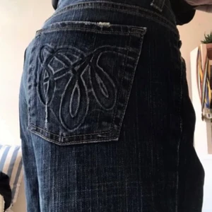 LÅGMIDJADE BYXOR bakfickor - Säljer dessa jeans med ascoola bakfickor. Dem ser väldigt korta och små ut på bilderna men det är dem inte. Dem är lågmidjade och baggy/ straight vid benen. Kontakta mig ifall du är intresserad. köpare står för frakt. Vet inte helt vilken storlek dem e men jag är strl S och dom passar bra på mig men passar säkert m också.