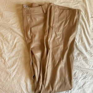 Madlady skinnbyxor! - Säljer mina skinnbyxor från madlady! Dem är i storlek XS och är endast testade❤️‍🩹 jag säljer dem pågrund av att det inte är min stil mer❤️‍🩹  nypris på dem är 500 så jag säljer den för 350 + frakt❤️‍🩹