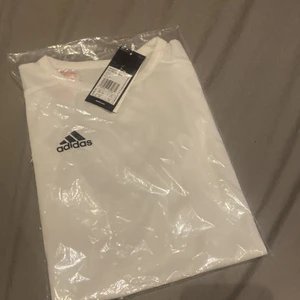 Adidas t-shirt svart vit - Svart vit adidas t-shirt 