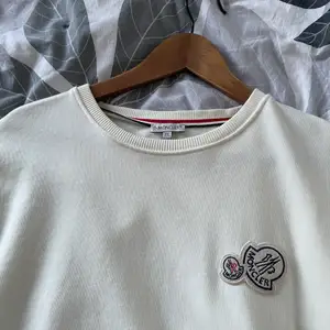 Moncler tröja (ej äkta) storlek XL