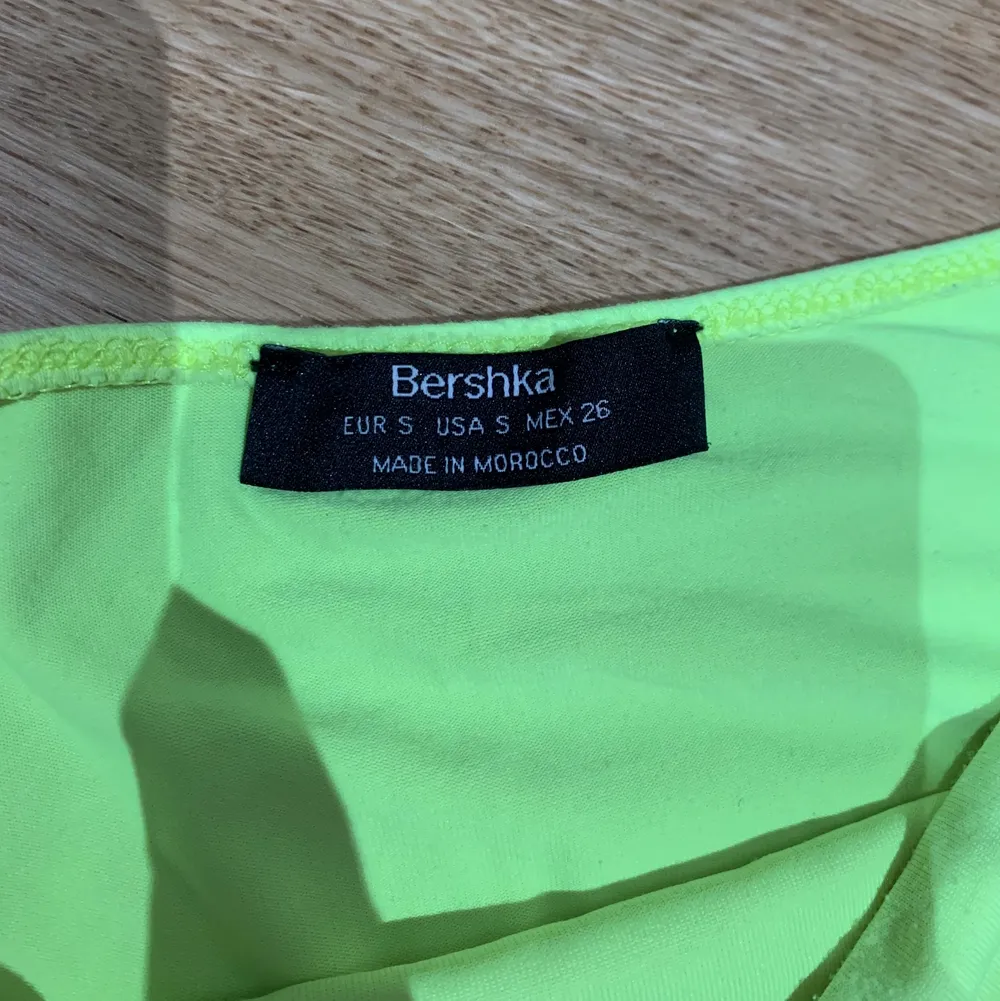 Neon gul crop topp från Bershka i storlek S! Väldigt fin och är i bra skick.. Toppar.