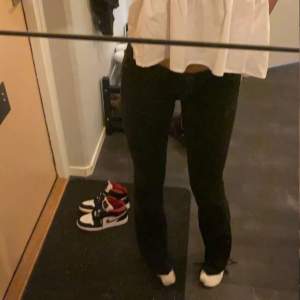 Lågmidjade gråa jeans från cricket, bilderna är tagna innan, nu har dom hål i knäna som jag klippt själv, kan skicka bild om det önskas. Storlek 36, 150kr + frakt