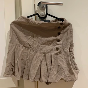 Zara strl XS - Fin kjol med shorts undertill. Storlek XS! 