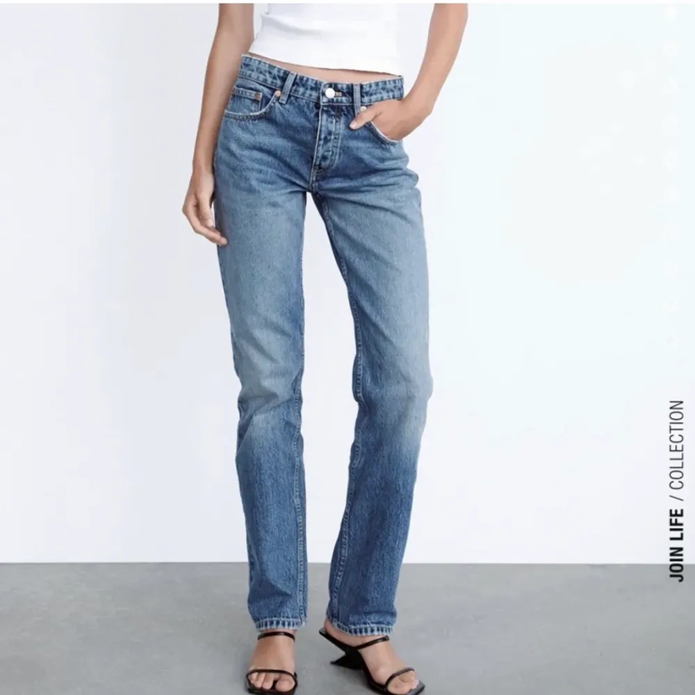 Säljer mina mide Rise mörk blåa jeans från zara i storlek 38, pågrund av att jag inte får någon användning av dem längre. Dem är i super fint skick fortfarande. 💕. Jeans & Byxor.