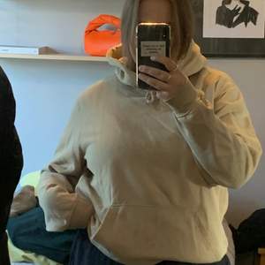 En superhärlig beige hoodie som söker nytt hem. Knappt använd och i super skick. Säljs då den inte kommer till användning. Frakt tillkommer. 