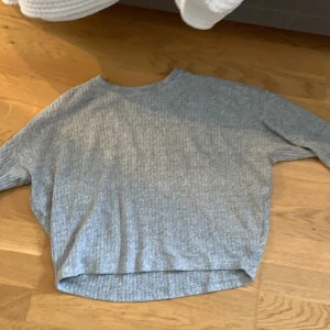 Grå tröja - En grå långärmad tröja ifrån H/M. I fint skick