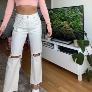 Vita slitna jeans MNG - Så snygga cremevita jeans från Mango, ej använda. Strl 36. High waisted. Nypris 699:-