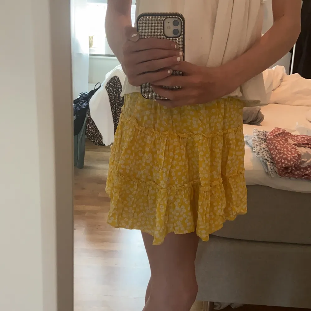 Säljer denna gula blommiga kjolen i storlek XS köptes förra sommaren men har inga skador 💗. Kjolar.