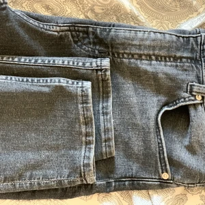 Gråa jeans från H&M💕 - Fina gråa skinny jeans från hm, säljer pga att dom inte passar, använda 1-2 ggr💕 (hund finns i hemmet)