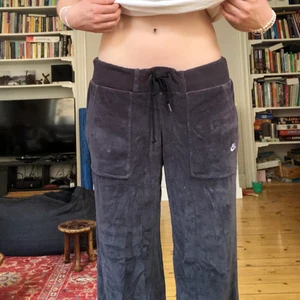 Byxor - Sjukt snygga byxor från Nike! De liknar juicy cotoure byxorna och är lågmidjade. Skulle säga att de passar S-L beroende på vad man vill ha för passform. Modellen är 176cm och bär oftast M, de är något korta på henne! Köpare står för frakt⭐️❤️ pris kan diskuteras 