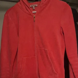 Juicy zip tröja  - Jättefin Juicy couture zipup tröja i den äldre modellen, (säljs inte längre på hemsidan) även bara använd några fåtal gånger så absolut inga tecken på användning, i ny skick. 