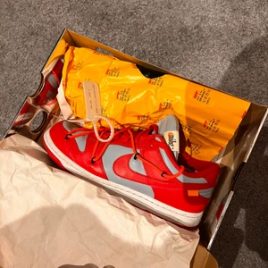 NIKE DUNK LOW OFF WHITE UNIVERSITY RED - * NIKE DUNK LOW OFF WHITE UNIVERSITY RED STL: 41  PRIS: 5000kr all in  Cond: 8-9 (MER BILDER I PM)