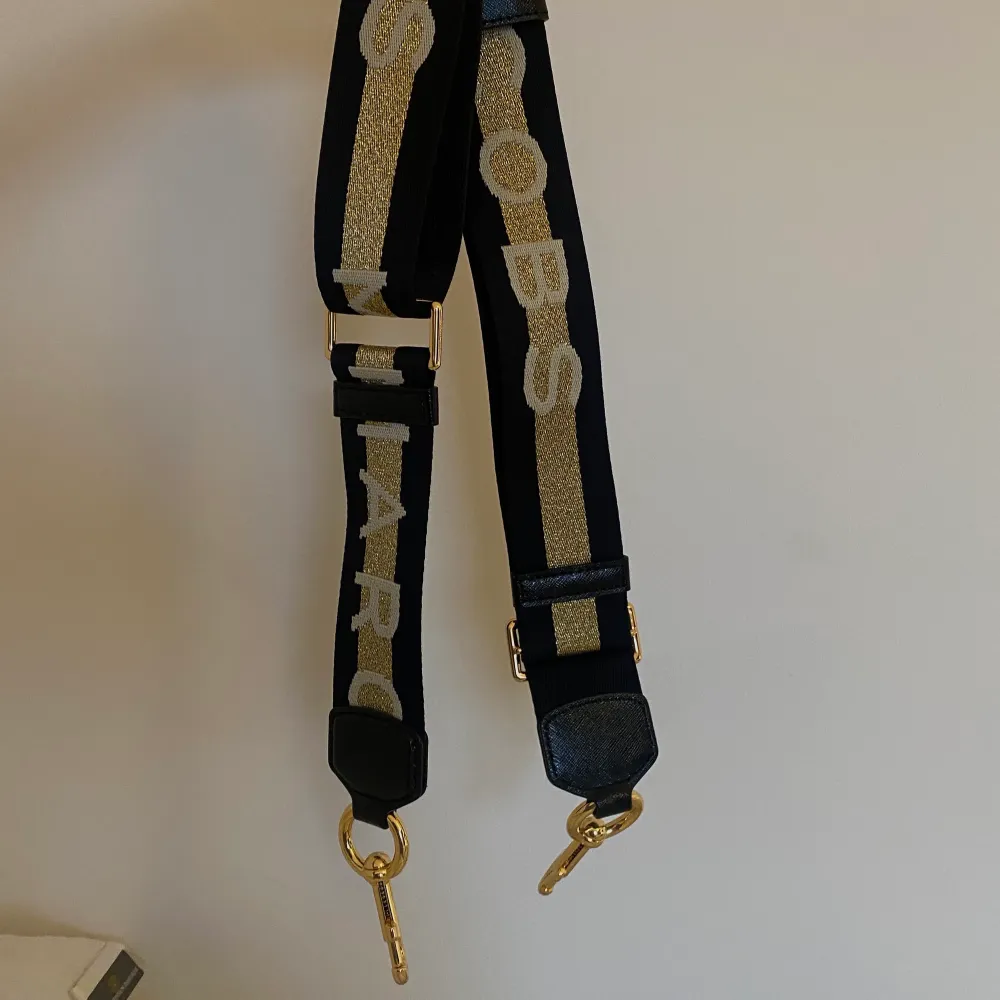 Säljer detta nästan oanvända Marc Jacobs strap som man kan sätta på på i princip vilken väska som helst. Bandet är justerbart och Nypris är ca 1100kr. Väskor.