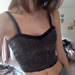 Rhinestone topp strl S - En fin fest-top som passar strl s-m. Plagget är använt fåtal gånger och har inga tydliga defekter. Passar mig som oftast har strl S. Kan mötas upp i sthlm❣