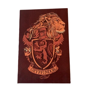 Gryffindor lampa - Superhäftig gryffindor lampa som drivs på AA batterier eller sladd. Fungerar utmärkt som myslampa. Sätts på genom ett lätt slag på framsidan. Fraktar❤️