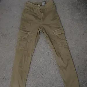 Militärgröna jeans i storlek 36, från H&M. De är endast använda 1 gång så i utmärkt skick. Kan fraktas, men köparen står för frakten.💕