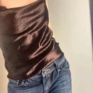 Satin linne❣️ - ett jätte fint linne som är perfekt till en fest, andvänd 1 gång och är i gott skick. Köpt på Gina tricot för ett tag sedan💘 Har en fin snörning på baksidan och är i storlek 32 men skulle absolut säga att den passar 34 o 36.