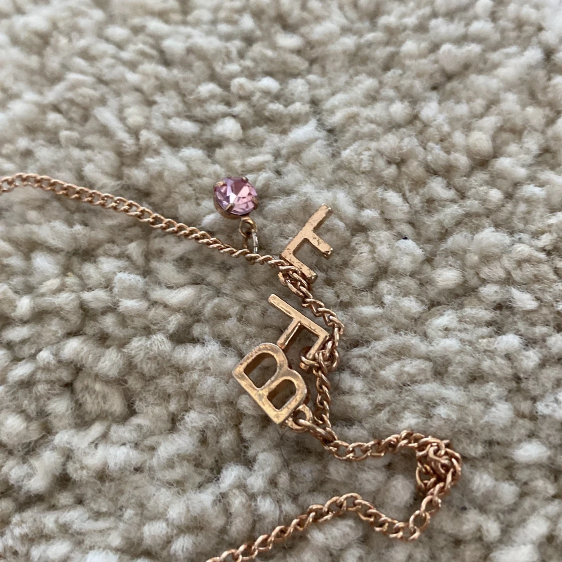 Guldiga halsband som det står BFF på - 91