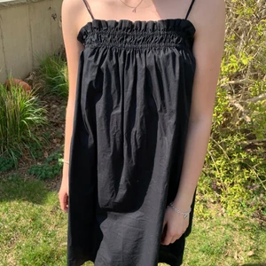 Svart klänning - Svart hm klänning med mycket resår vid bröstet så massor nog de flesta men hon på bilden har S-M. Pris kan diskuteras