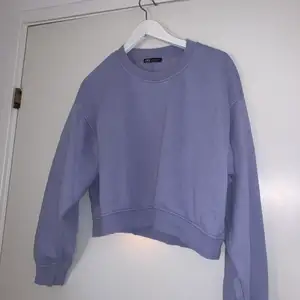 Säljer denna croppade tröja, den är aldrig använd. Jättefin lila färg och sitter jättebra men inte min stil längre.