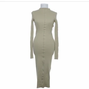 Klänning  - Lång klänning från NAKD som går under knäna. Normal i storlek. Köpte den från Sellpy men var inte riktigt min färg. Annars skitsnygg! Prislapp kvar. 