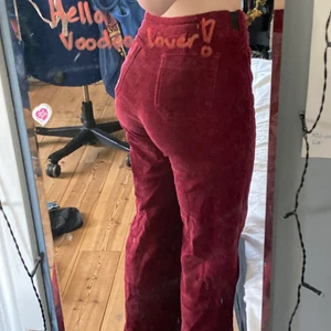  Manchester Byxor, röda.  - Väldigt mjukt material. Sitter Vädligt bekvämt på mig som har storlek 36/38. Ägt ungefär 2 år men aldrig fått användning av dem. Dem är insydda och sen uppsydda med gummiband igen för dem blev för små(svarta banen vid sidorna) men nu sitter dem perfekt. gätte fint skick. Märket är King Louie.  Ungefär vid anklarna på benen för mig som är 165. Coola framfickor som är igentligen bakfickor. Jag tycker det är en cool detalj. Nypris 800