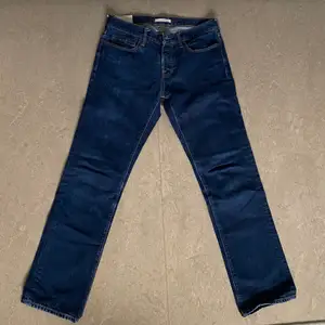 Mörkblå Abercrombie & Fitch jeans som sitter riktigt bra. Sparsamt använd och inga flaws. Lite utsvängda längst ner vilket bara är ett plus då de lägger sig snyggt över sneakers. Pris kan diskuteras men köpare står för frakt!