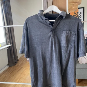 Ralph lauren pike - En Ralph lauren pike som är köp på plick. Den har små fläckar och ändringar i nyansen.