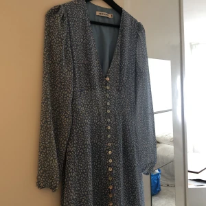 Adoore klänning XS - Använd en gång. Ord.pris ca 1500:-