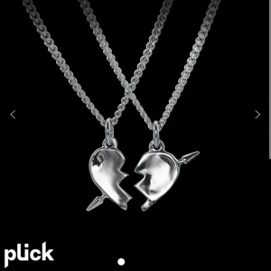 Maria Nilsdotter - Säljer nu den vänstra delen av detta sjukt populära halsband i från Maria Nilsdotter! Bra skick och finns med box till💕