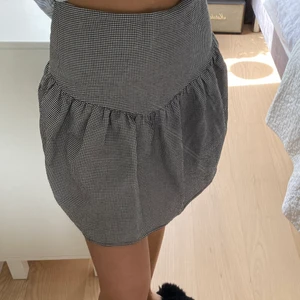 Kjol från & other stories - Säljer denna populära slutsålda kjolen från and other stories. Storlek 36 men passar även 34. Skicket är precis som nytt!! 