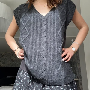 Superfin stickad väst! - Säljer denna superfina svarta stickade västen från Monki i storlek S. Jag har S men sitter lite oversized på mig så passar även M 💕 den är i superbra skick och endast använd fåtal gånger! Kan mötas upp i Sthlm och frakta men köparen står för frakten💕 skriv för fler bilder!