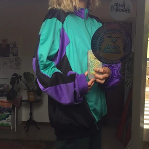 Oldschool vintage tröja - Skitsnygg vintage tröja/tracksuit-tröja med dragkedja, en sån gammal goding från typ 90talet eller när det kan ha varit :) står ej vilken storlek det är, men uppskattar till L! Jag är 158 cm lång och den sitter oversize och nice på mig :) 