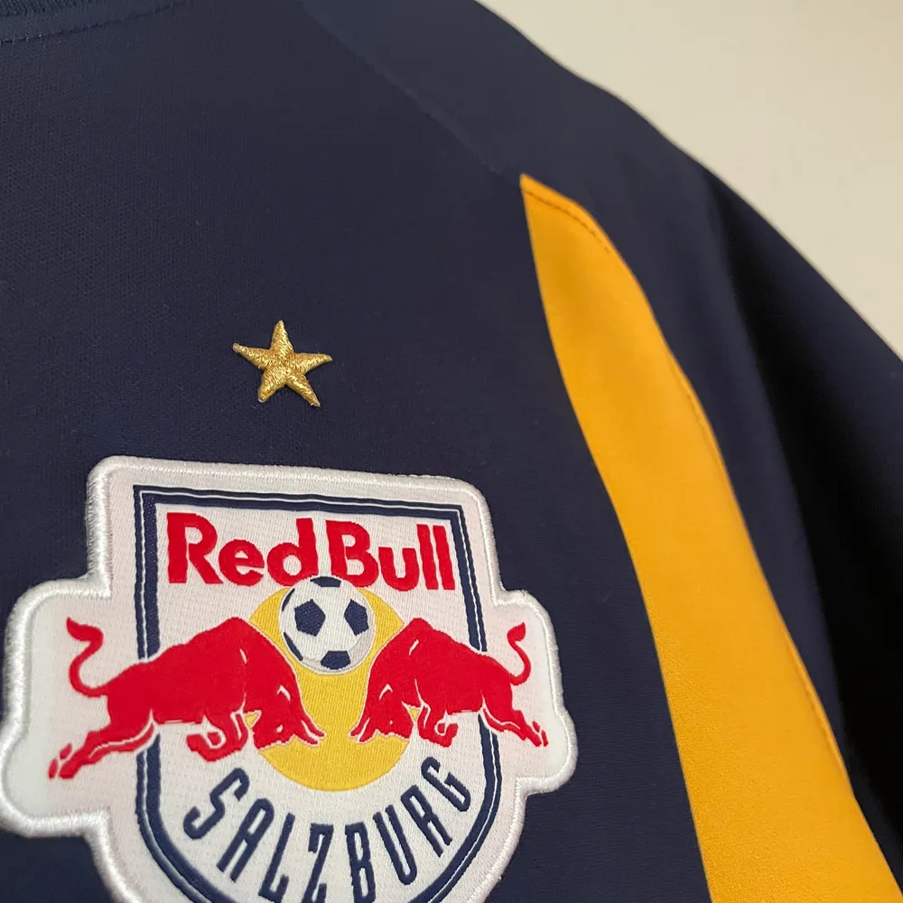 Red Bull Salzburgs officiella bortaställ från säsongen 2019/20. Samma säsong som Erling Haaland slog igenom i Champions league med just RB Salzburg. Plagget är ungefär ett år gammalt men ej använt särskilt mycket. Plagget är i mycket bra skick. Storlek M. . Hoodies.