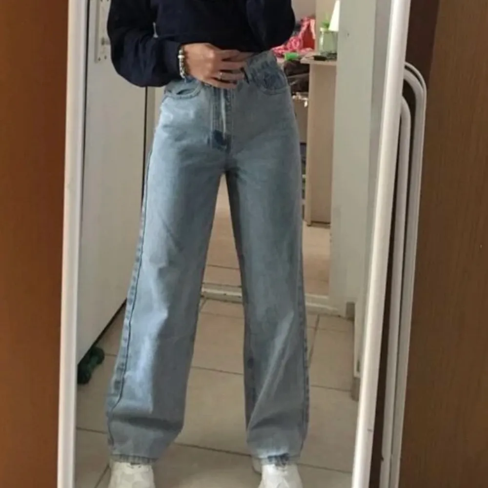 Wide leg jeans - Light wash - Zara i storlek 32. Jeans & Byxor.