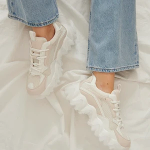 Nakd Skor  - Helt nya skor gick ut med dom en gång det va fel  storlek för mig. Efter min graviditet har gått upp i skostorlek därför blev det fel 🥲🌸 539kr original pris säljer dom för 349kr!🤎