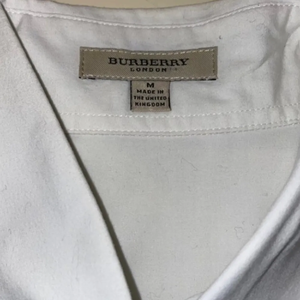 Burberry shirt in size M but fits like a S Bought in London. In new condition with no damage or visible marks on it. . Skjortor.