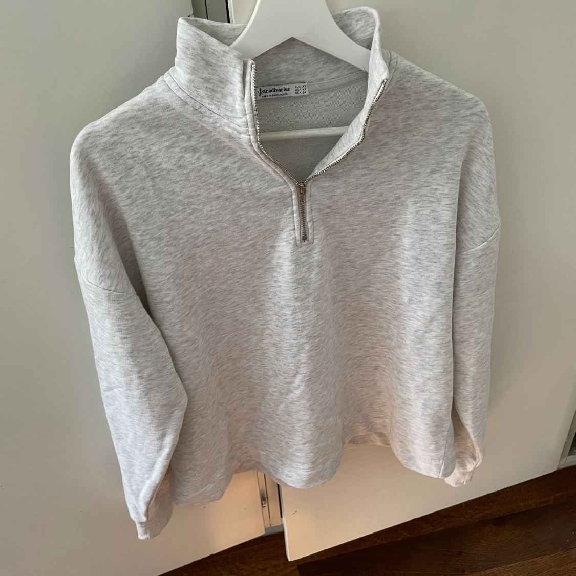 Grå half zip sweater